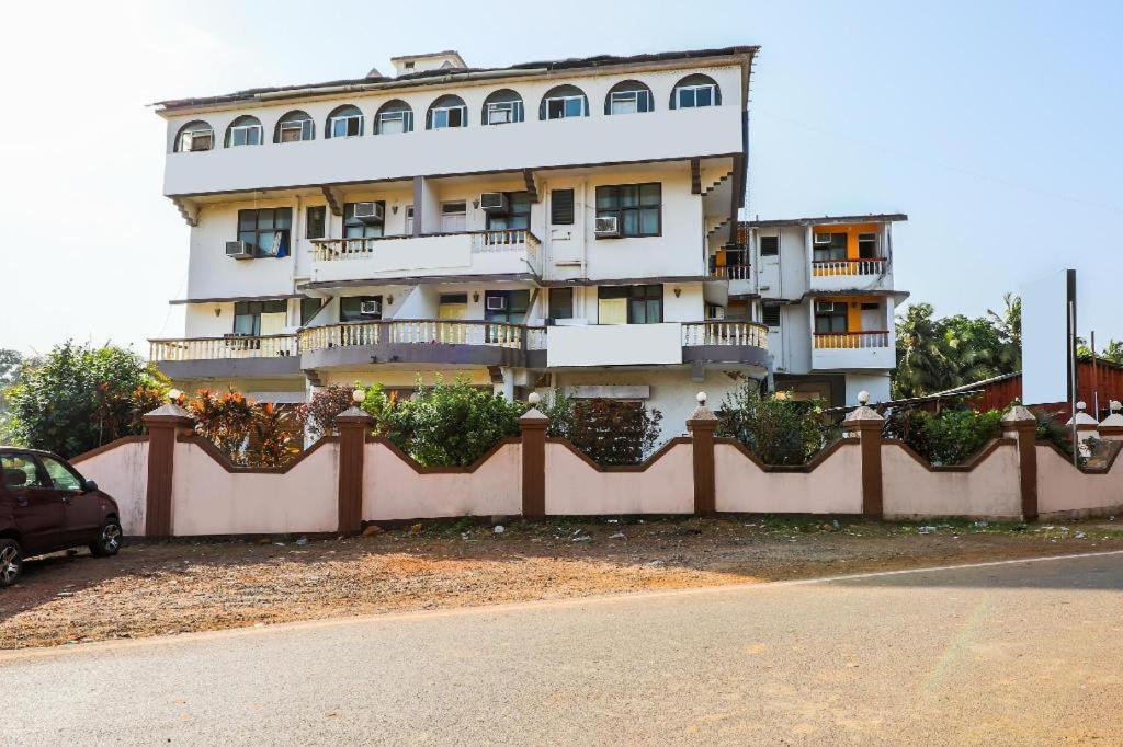 Hotel Priti International Мапуса Экстерьер фото